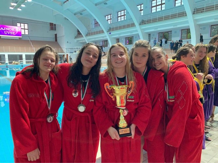 A POLO Sport Club vízilabdázói érmekkel és kupával